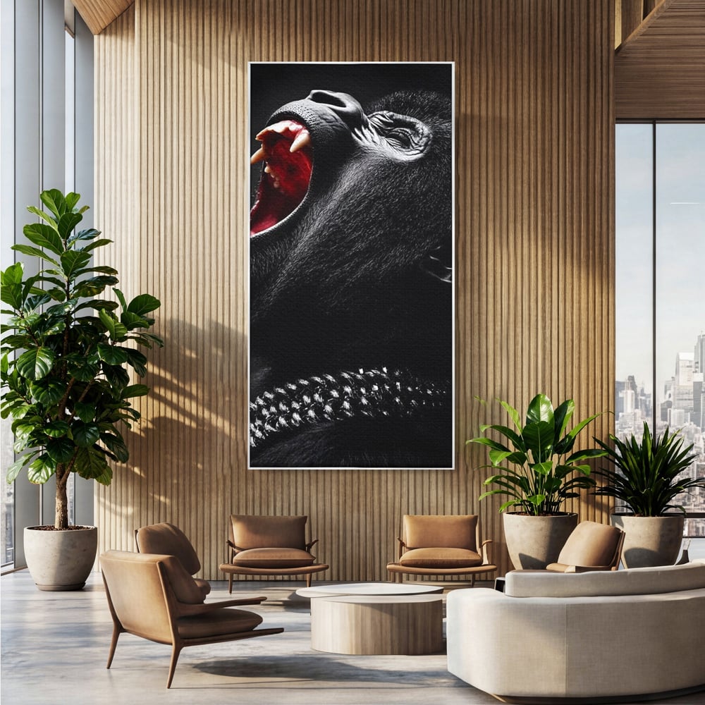 Tablou canvas cu tablou canvas cu gorila furioasa, in rama de aluminiu argintiu, pe perete intr-un birou